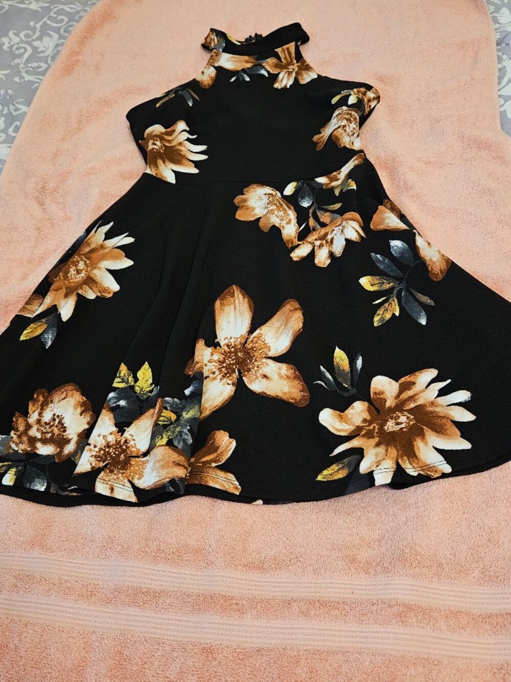 Black Gold Watercolor Floral Fit and Flare Flutter Sleeve Dress Size M